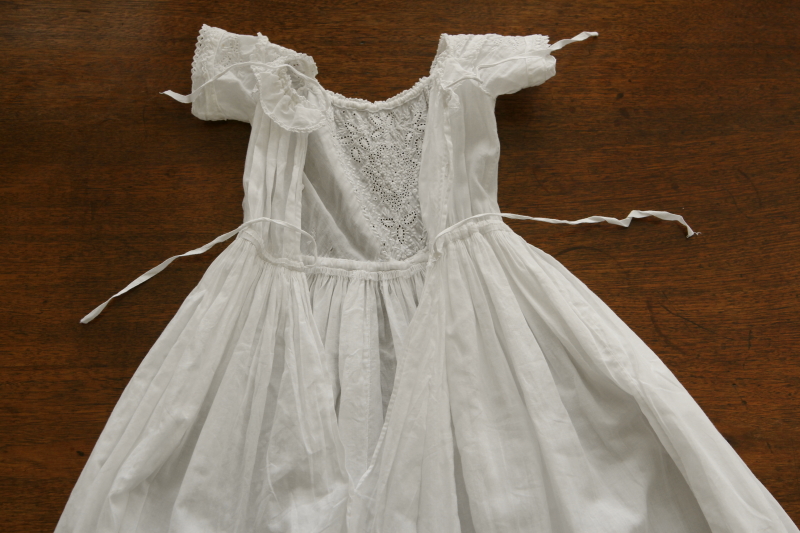 アンティーククリスニングドレス イギリス 刺繍 カットワーク ﾍﾞﾋﾞｰドレス 【Antiques Truffle 京都 鹿ケ谷】