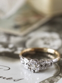 ヴィンテージラウンドブリリアントカットダイヤモンドソリテールリング　婚約指輪　エンゲージ　ウェディング　K18イエローゴールド　アンティークジュエリー　アクセサリー　イギリス