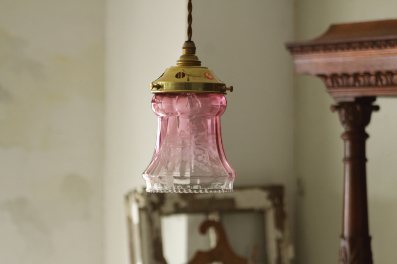 英国　美しいアンティーク　　ビクトリアン　クランベリー　エッチングガラスシェード fit=scale-down,w=1200