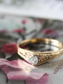 ヴィンテージラウンドブリリアントカットダイヤモンドソリテールリング　婚約指輪　エンゲージ　ウェディング　K18イエローゴールド　アンティークジュエリー　アクセサリー　イギリス