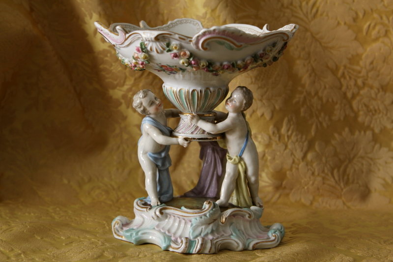 ドレスデン　大型フィギリン　30㎝　【花籠を持つ婦人】 ドレスデン 大型フィギリン 30㎝ 【花籠を持つ婦人】 ドレスデン