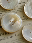 アンティークボタン　イギリス マザーオブパール　白蝶貝