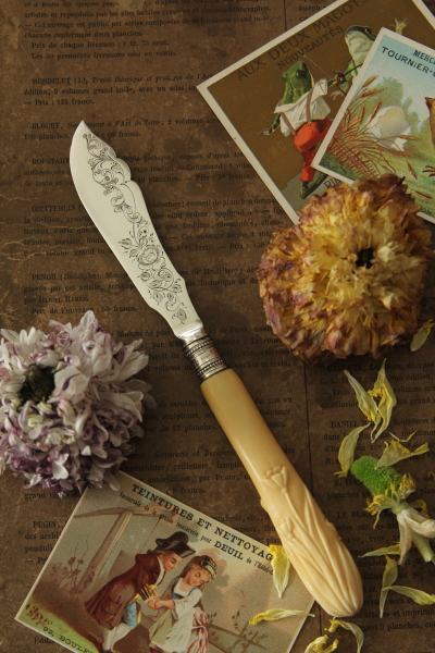 アンティークシルバーバターナイフ　アイボリーハンドル　花のエングレービング　イギリス