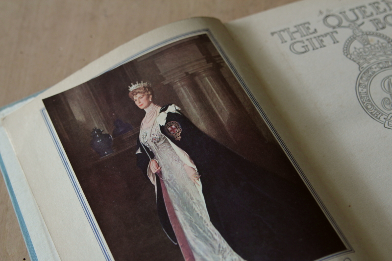 AeB[NubN@Ï@A[IuebN@the queen's gift book@CMX