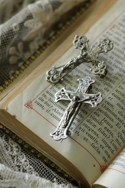 アンティークシルバーブローチ　フランス　クロス　十字架　カトリック