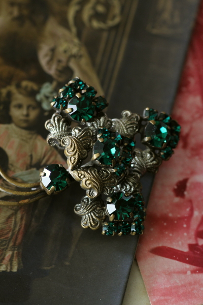 Filigree 青いガラスのブローチ : 満月アンティーク