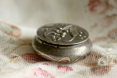 アンティークシルバー すずらん ピルケース フランス アンティークス