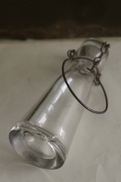 アンティークミルクボトル フランス 蓋付き瓶 【Antiques