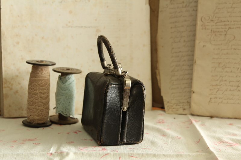 フランスアンティーク 形が可愛いレザーバック 高級革使用 全て手縫い トートバッグ ゴールド フランス産高級