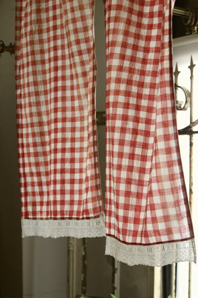 フランスアンティーク 19世紀のカーテン ギンガムチェック 希少な古裂です フランスアンティーク 19世紀のカーテン ギンガムチェック 希少な古裂