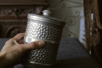 アンティークアルミキャニスター イギリス 槌目 【Antiques Truffle