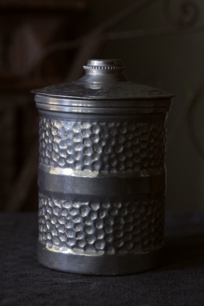 イギリス　アンティーク　アルミキャニスター 小さく可愛らしい鍋のような形をしたアルミキャニスター
