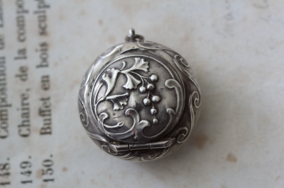 アンティークシルバーピルケース 木の実 ドイツ 20170329 【Antiques 