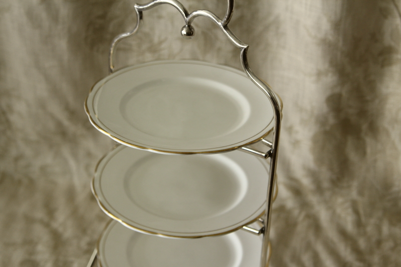 アンティークシルバーケーキスタンド　イギリス　白皿　ロイヤルアルバート　三段