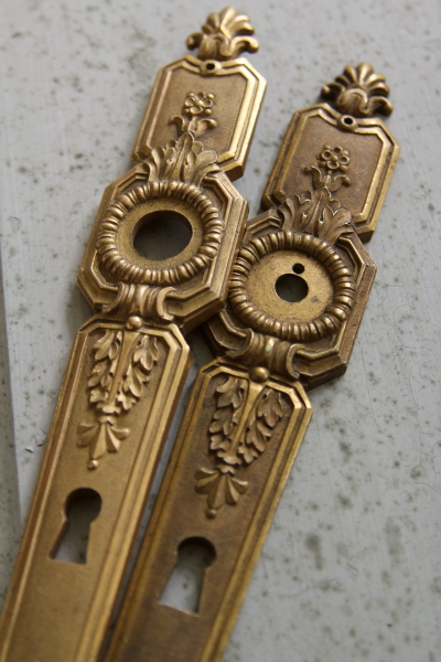 アンティークドアノブプレート台座　装飾金物　ブラスブロンズ 　フランス