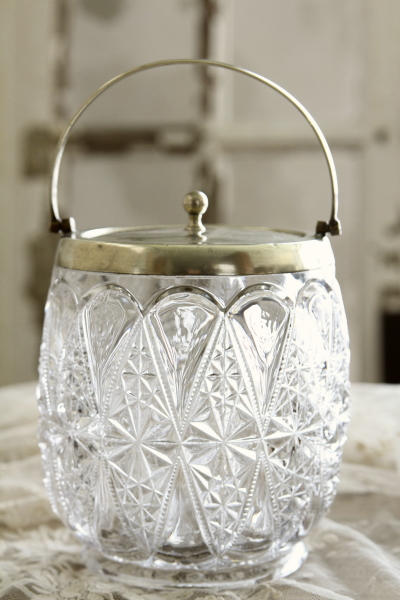 イギリスアンティーク　三脚のプレスガラス イギリスアンティーク 三脚のプレスガラス