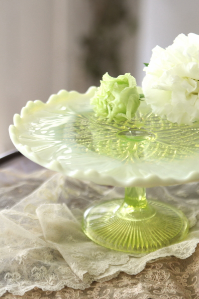 アンテイーク ウランガラス、ヴァセリンガラス アンテイーク緑のガラスのボール アンテイーク ウランガラス、ヴァセリンガラス アンテイーク緑のガラス