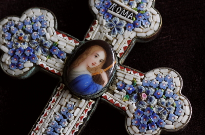 アンティークローマンマイクロモザイククロス　聖母マリア　すみれ　イタリア　crib cross croix de berceau