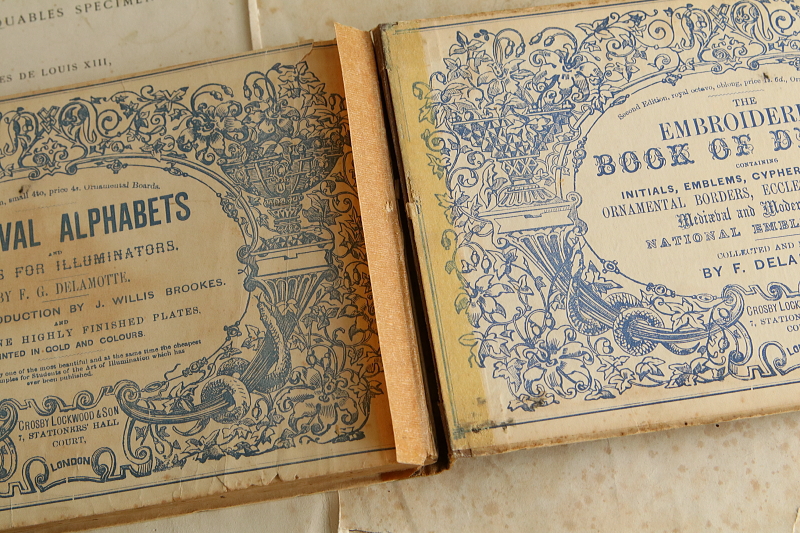 アルファベットの図案集　the book ornamental alphabets イギリス アンティークストリュフ