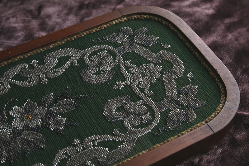 ビーズワークと刺繍の木製ステージ　フランス アンティークストリュフ