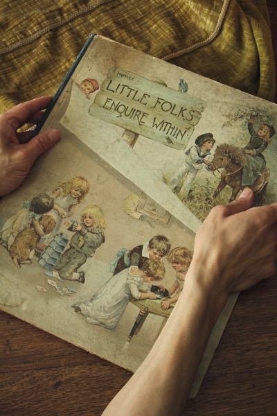 アンティークブックス　古書　児童書　絵本　little folks enquire within Ernest Nister　イギリス