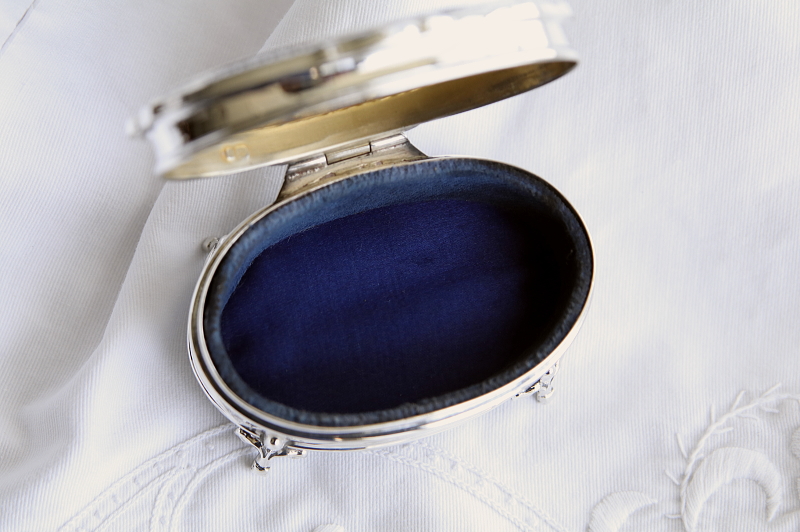 モノグラムのシルバージュエリーボックス　イギリス アンティークストリュフ