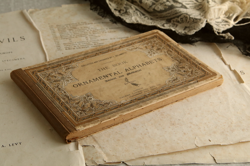 アルファベットの図案集　the book ornamental alphabets イギリス アンティークストリュフ