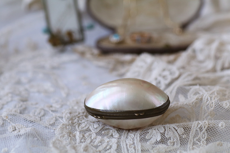 <IMG src="file:///D:/truffleHP/WADAX A&C2/image1011189.jpg" width="800" height="533" border="0" alt="マザーオブパールのロザリオケース　フランス アンティークストリュフ">