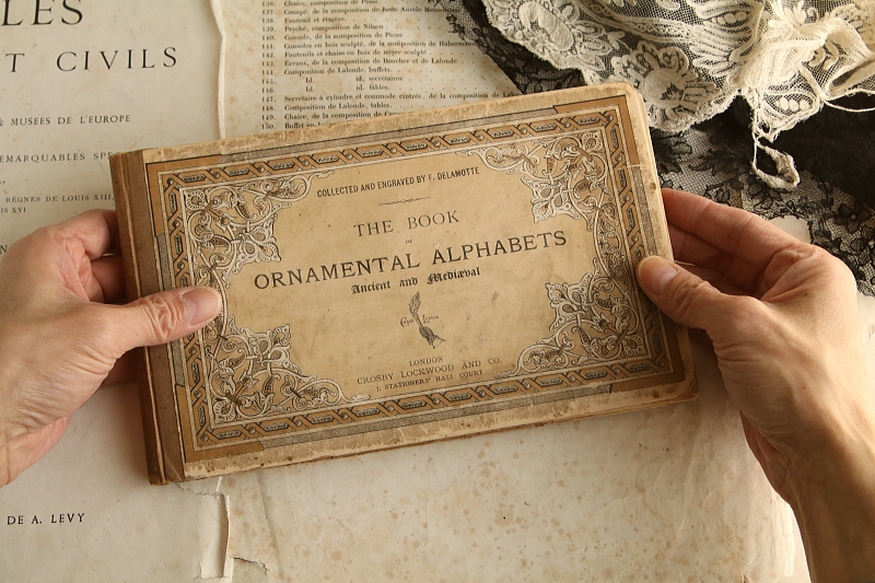 アルファベットの図案集　the book ornamental alphabets イギリス アンティークストリュフ