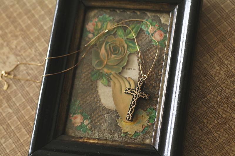 ピクウェのクロスペンダント　荊の金象嵌　イギリス アンティークストリュフ