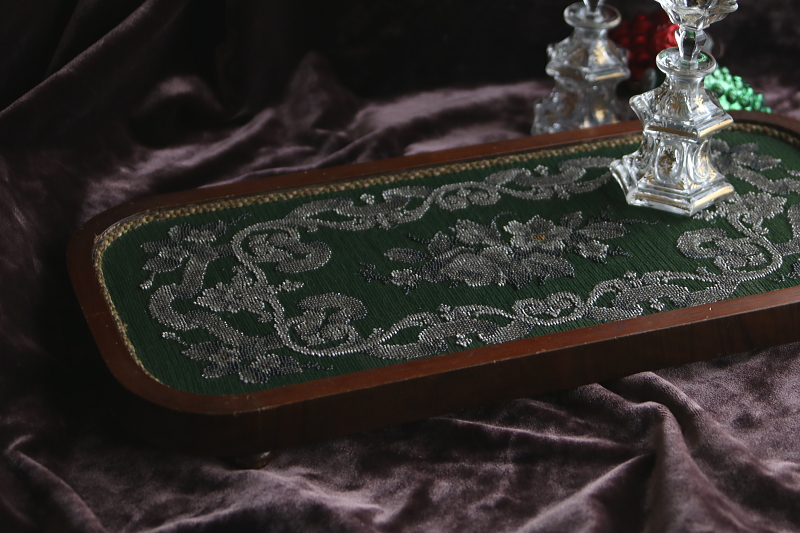 ビーズワークと刺繍の木製ステージ　フランス アンティークストリュフ