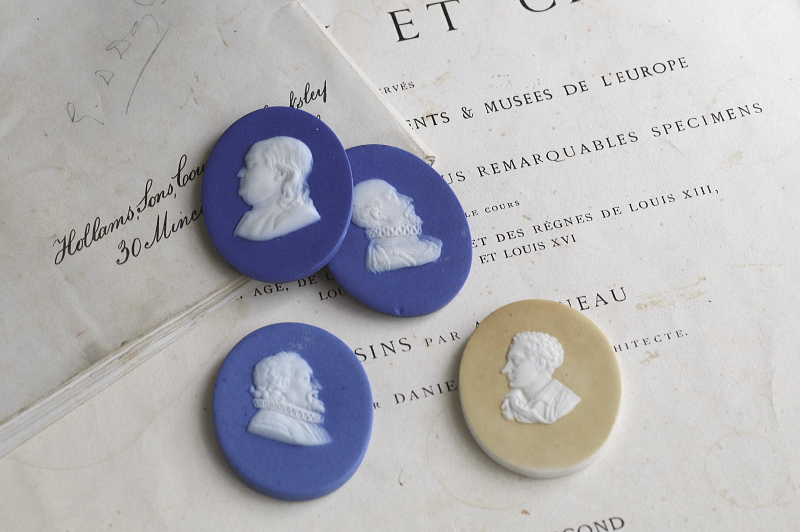 アンティークジャスパーウェアカメオ　偉人たちの肖像　メダリオン　イギリス アンティークストリュフ