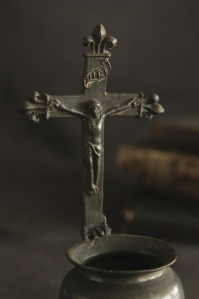 アンティークエタン聖水盤　磔刑像　十字架　フランス