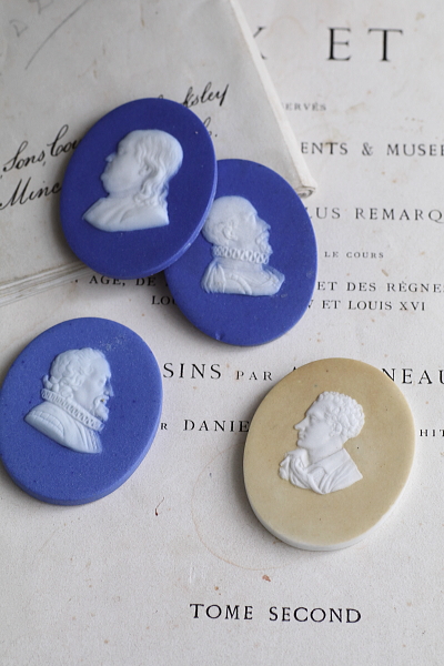 アンティークジャスパーウェアカメオ　偉人たちの肖像　メダリオン　イギリス アンティークストリュフ 20251113