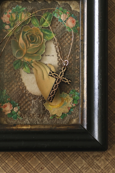 ピクウェのクロスペンダント　荊の金象嵌　イギリス アンティークストリュフ 20251112