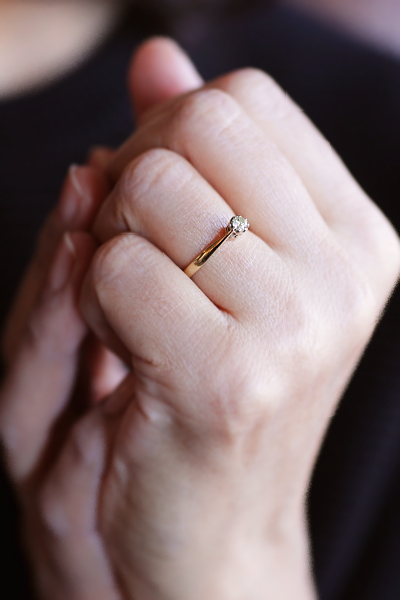 アンティークダイヤモンドソリテールリング　ヴィンテージジュエリー　エンゲージリング　婚約指輪　イギリス