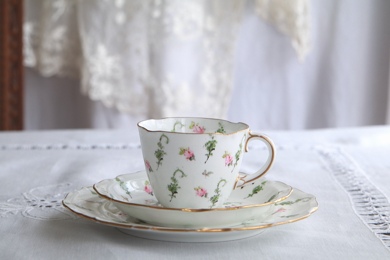 手描きの小薔薇のティートリオ　ロイヤルクラウンダービー　royalcrownderby イギリス　アンティークストリュフ