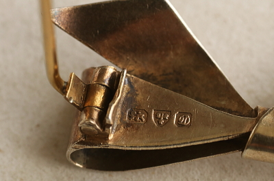 ウォッチリボンブローチ　フォトフレームチャーム イギリス　アンティークストリュフ