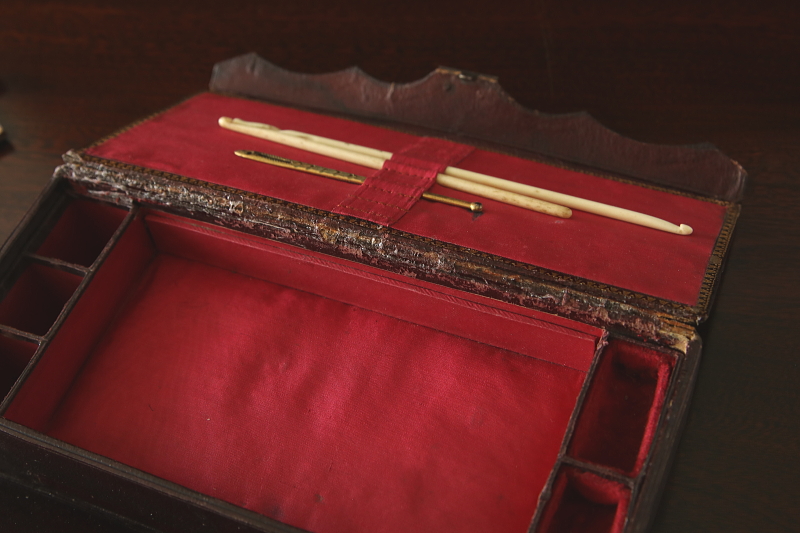 革表紙の裁縫セット　Lady's Companion　イギリス アンティークストリュフ