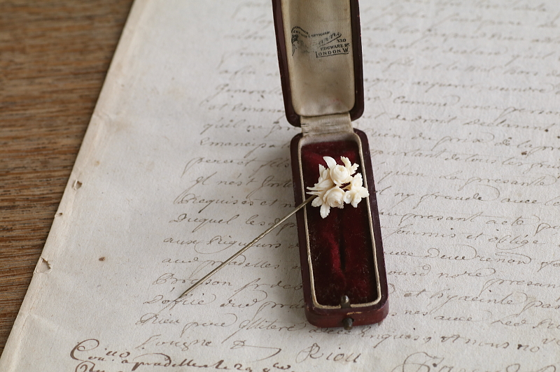 カーブドボーンピンブローチ　薔薇と勿忘草　ヨーロッパ アンティークストリュフ