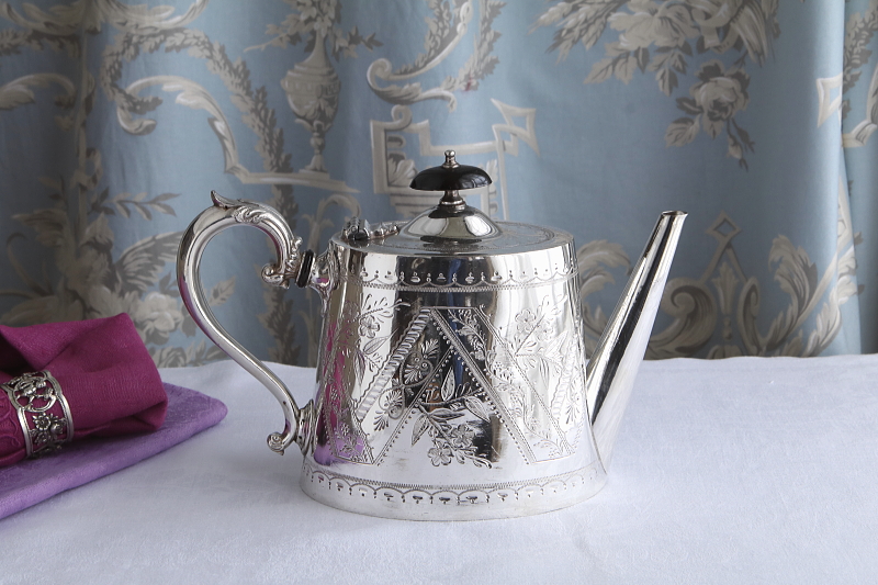 花のエングレービングのティーポット　ヴィクトリアン　イギリス アンティークストリュフ