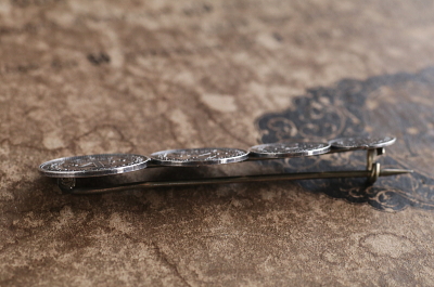 ヴィクトリア女王　モーンディマネーブローチ　イギリス アンティークストリュフ