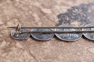 ヴィクトリア女王　モーンディマネーブローチ　イギリス アンティークストリュフ