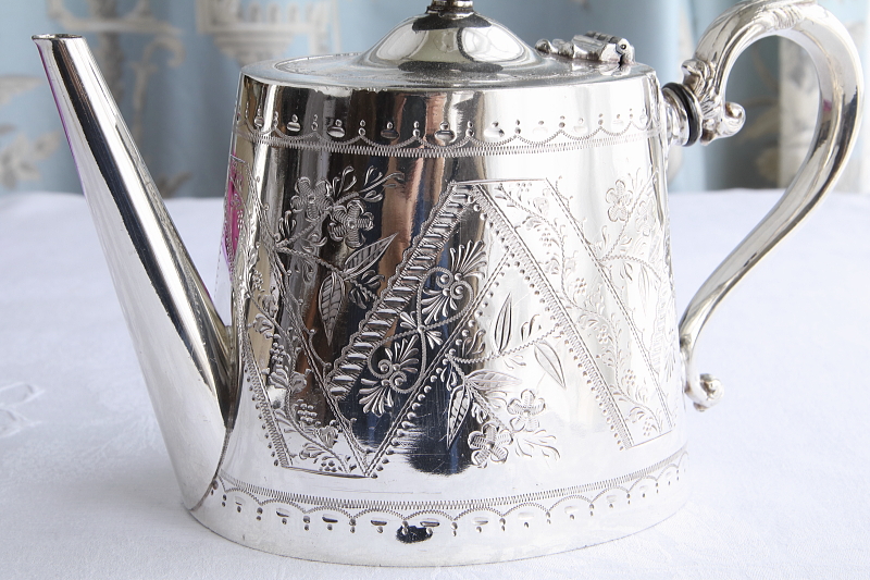 花のエングレービングのティーポット　ヴィクトリアン　イギリス アンティークストリュフ