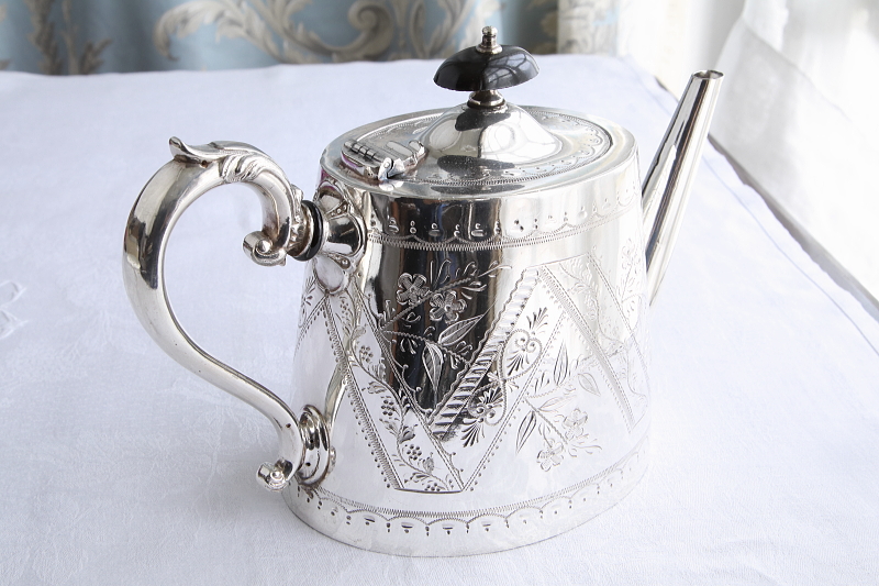 花のエングレービングのティーポット　ヴィクトリアン　イギリス アンティークストリュフ