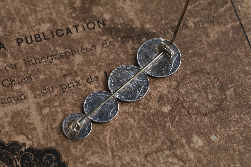 ヴィクトリア女王　モーンディマネーブローチ　イギリス アンティークストリュフ