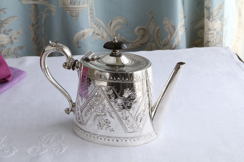 花のエングレービングのティーポット　ヴィクトリアン　イギリス アンティークストリュフ