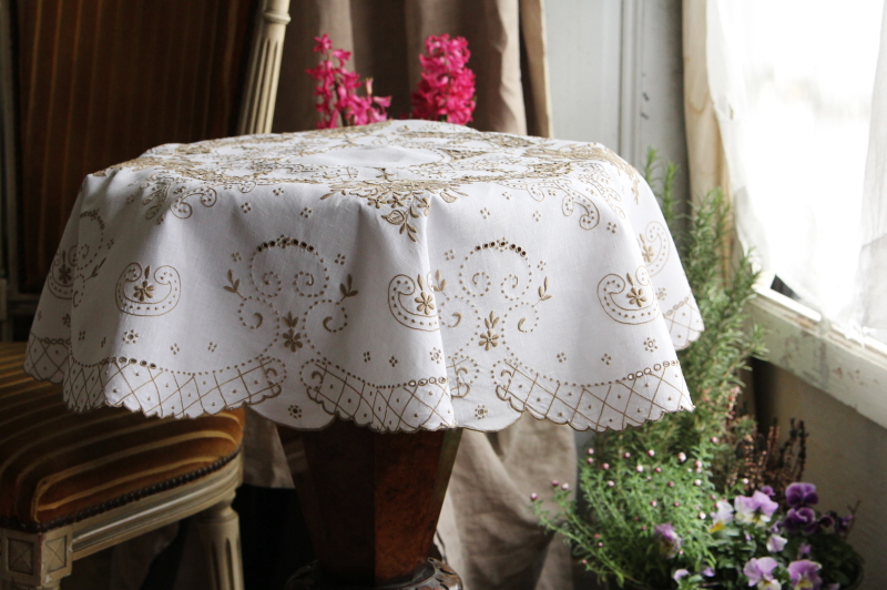 アンティークリネンラウンドテーブルクロス　花の刺繍　カットワーク　イギリス