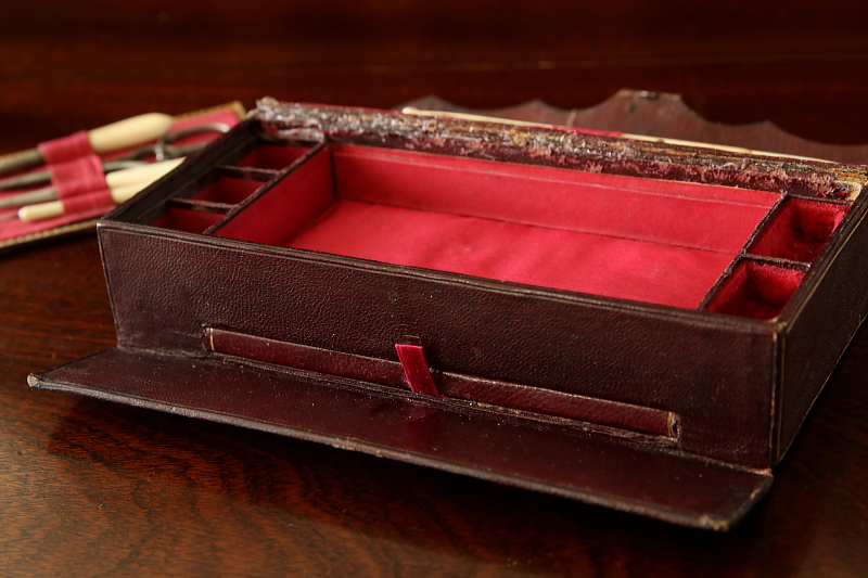 革表紙の裁縫セット　Lady's Companion　イギリス アンティークストリュフ