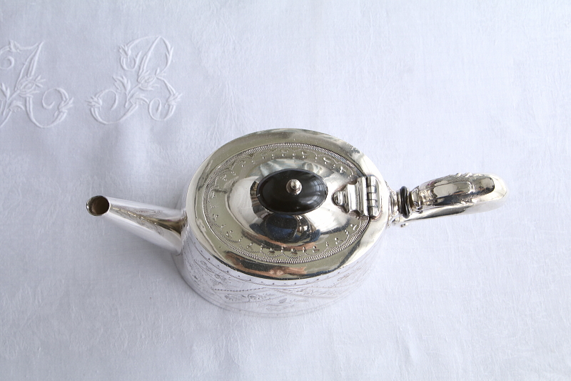 花のエングレービングのティーポット　ヴィクトリアン　イギリス アンティークストリュフ